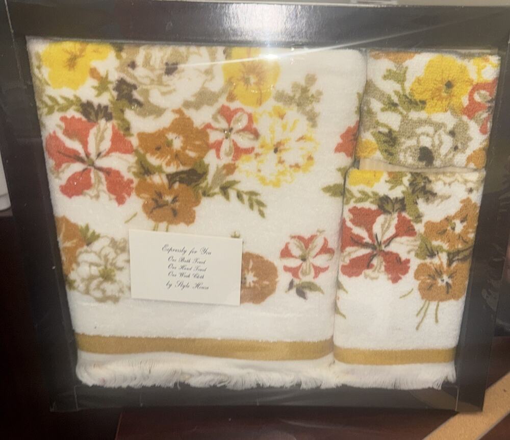Vintage Style House 3-Piece Floral Towel Set NOS Bath Hand Wash Cloth Gift Box